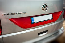 Volkswagen T6 2015–2024 Plastová lišta na víko kufru fotografie 2