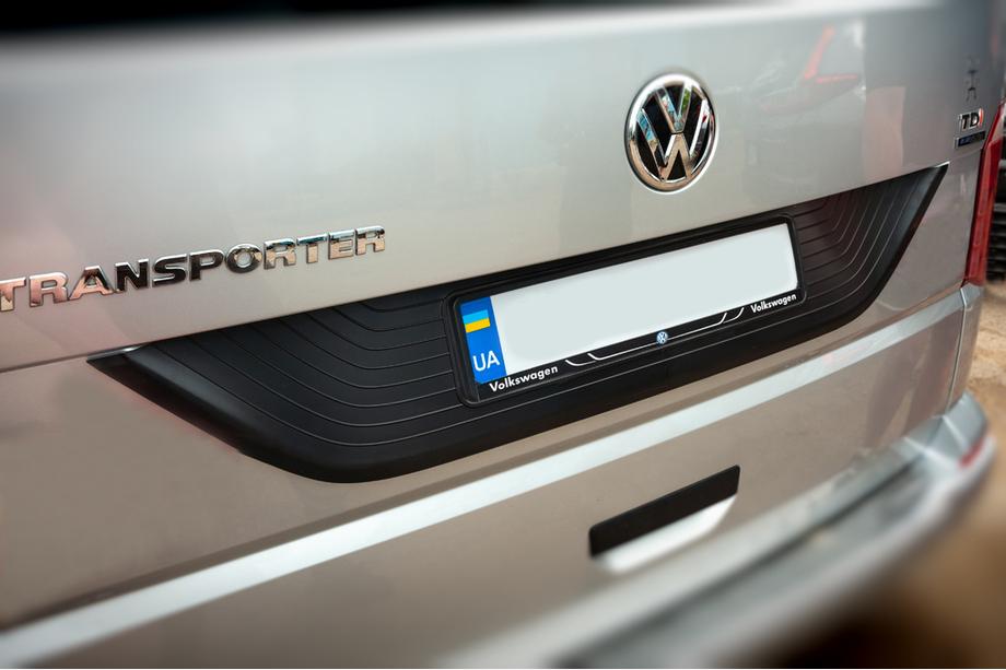 Volkswagen T6 2015–2024 Plastová lišta na víko kufru Image