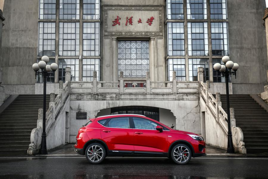 Recenze kompaktního crossoveru Geely Emgrand GS