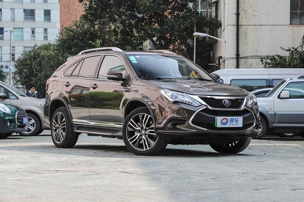 Hybridní sedmimístný crossover BYD Tang 100