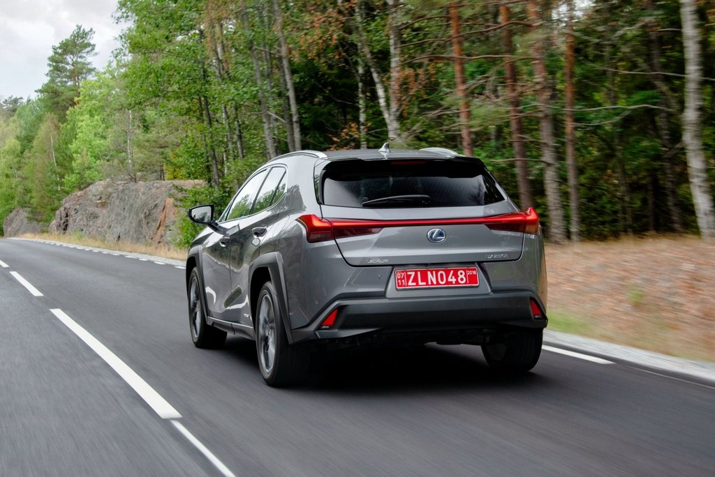Hybridní modifikace crossoveru Lexus UX 250h
