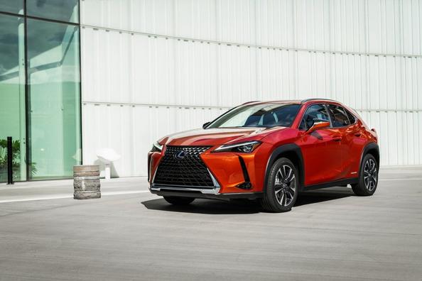 Hybridní modifikace crossoveru Lexus UX 250h