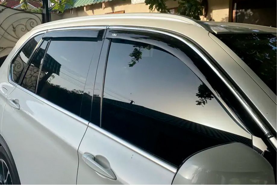 BMW X5 F15 2013–2018 Okenní deflektory s chromovou lištou (4 ks, HIC) Image