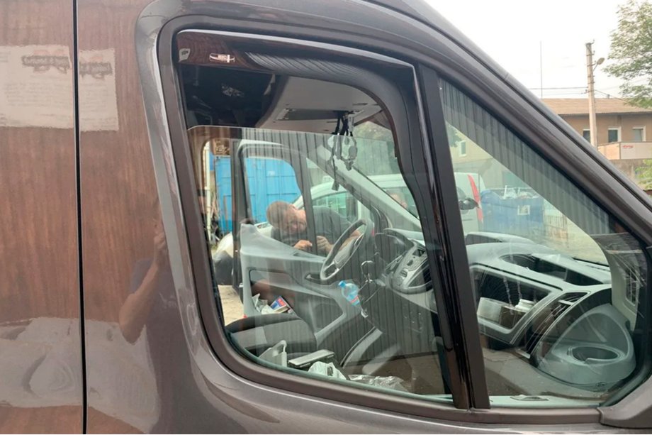 Ford Transit 2014– Okenní deflektory vkládací (2 ks, HIC) Fotografie 1