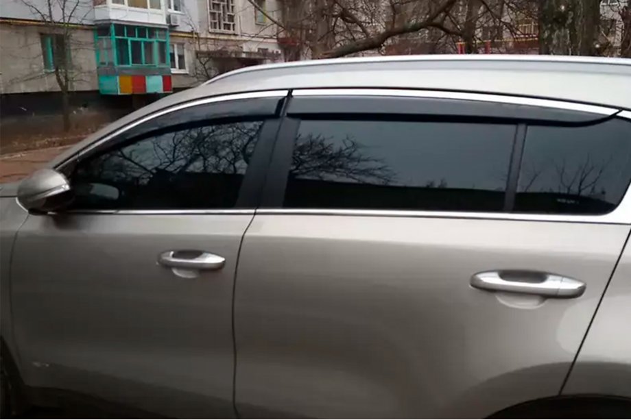 Kia Sportage 2015–2021 Okenní deflektory s chromovou lištou (4 ks, HIC) Image
