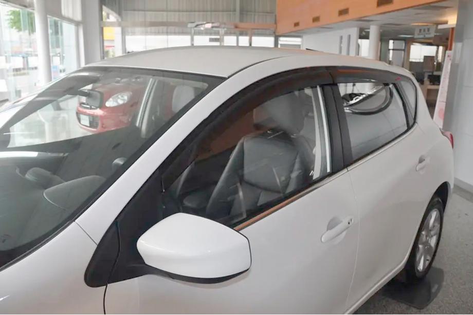 Nissan Tiida 2011–2014 Ofuky oken HB (4 ks, HIC) Image