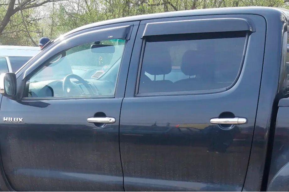 Toyota Hilux 2006–2015 Ofuky oken (4 ks, HIC) Fotografie 5