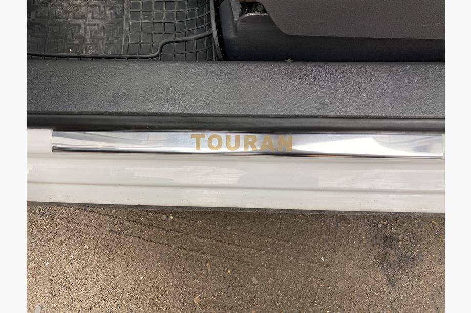 Volkswagen Touran 2010–2015 Nerezové kryty prahů Carmos (4 ks) Fotografie 4