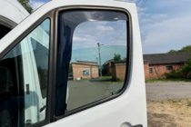 Volkswagen Crafter 2006–2016 Okenní deflektory vkládací (2 ks, HIC) fotografie 17