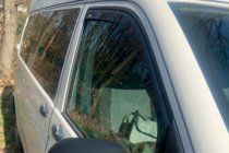 Volkswagen T5 2010–2015 Okenní deflektory vkládací (2 ks, HIC) fotografie 5
