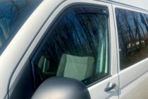 Volkswagen T6 2015–2024 Okenní deflektory vkládací (2 ks, HIC) fotografie 4