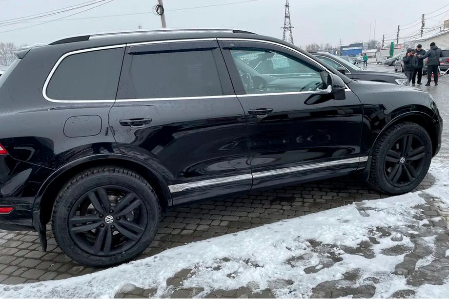Volkswagen Touareg 2010–2018 Okenní deflektory s chromovou lištou (4 ks, HIC) Fotografie 13