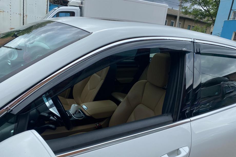 Volkswagen Touareg 2010–2018 Okenní deflektory s chromovou lištou (4 ks, HIC) Fotografie 8