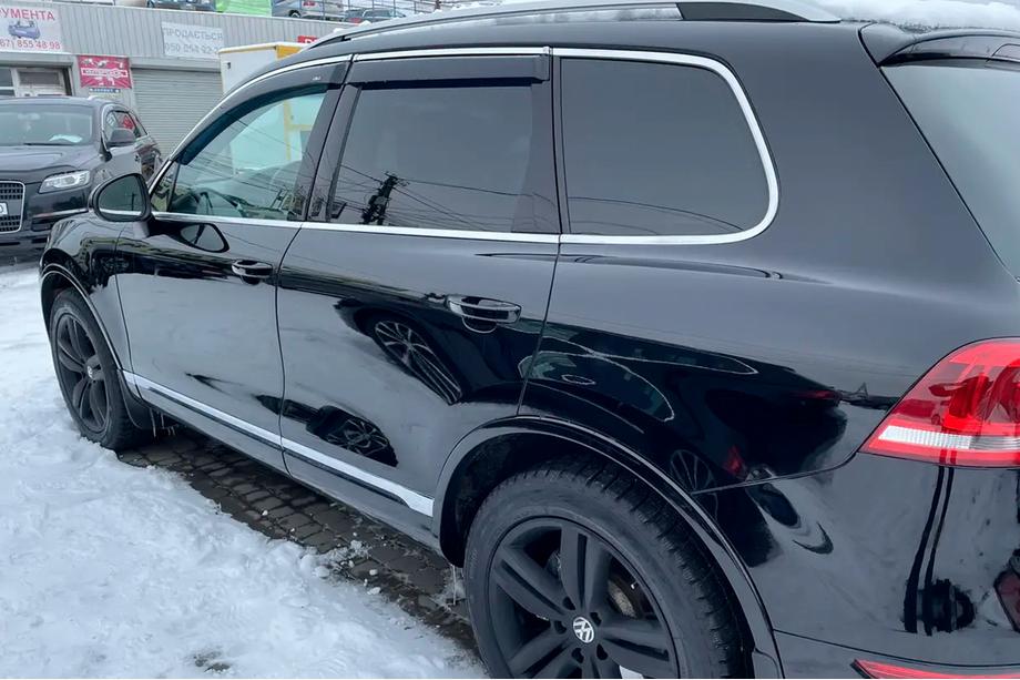 Volkswagen Touareg 2010–2018 Okenní deflektory s chromovou lištou (4 ks, HIC) Fotografie 2