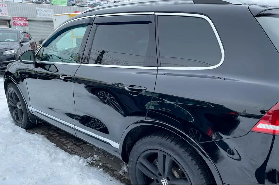 Volkswagen Touareg 2010–2018 Okenní deflektory s chromovou lištou (4 ks, HIC) Fotografie 11