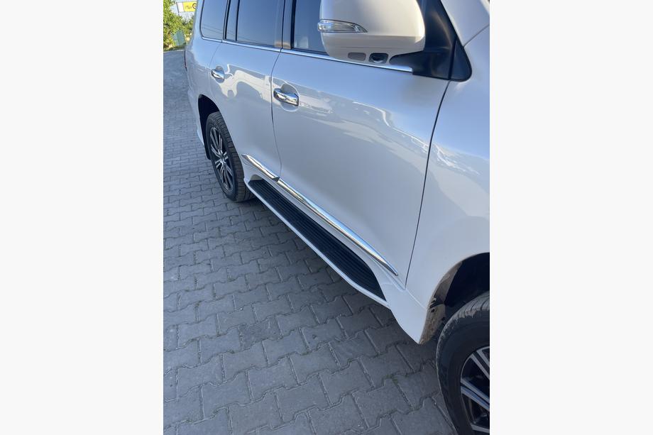 Lexus LX570/450d 2008–2022 Boční prahy (design Lexus 2016+) Černá barva Fotografie 3