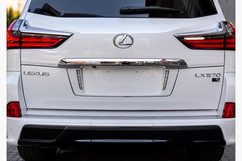 Lexus LX570/450d 2008–2022 Zadní držák SPZ s LED (2007-2023) Černá barva Fotografie 2