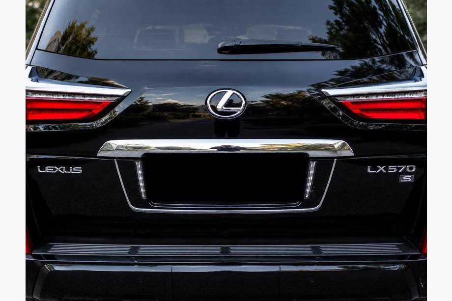 Lexus LX570/450d 2008–2022 Zadní držák SPZ s LED (2007-2023) Černá barva Fotografie 3