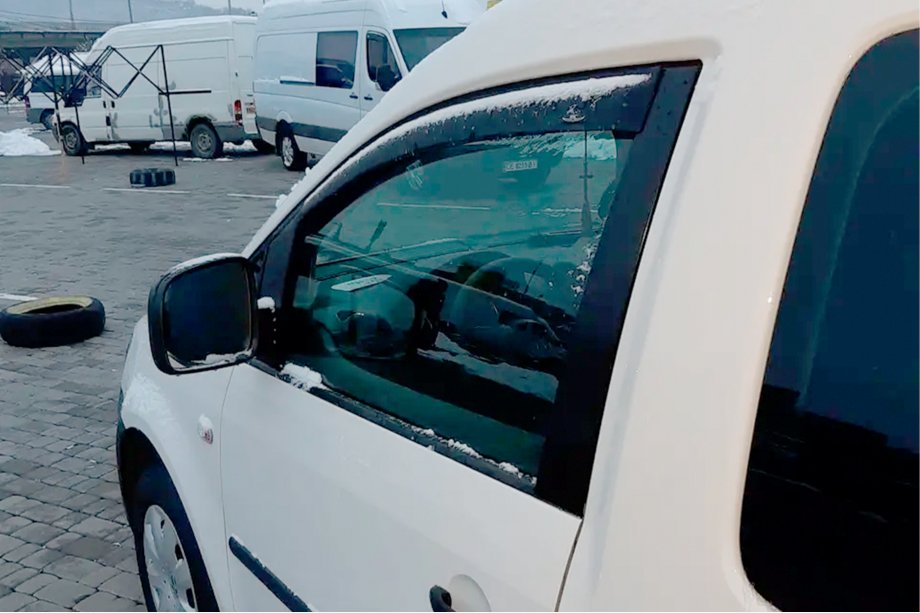 Volkswagen Caddy 2010–2015 Okenní deflektory vkládací (2 ks, HIC) Fotografie 2