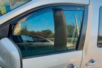 Volkswagen Caddy 2015–2020 Okenní deflektory vkládací (2 ks, HIC) fotografie 11