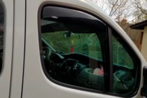 Renault Trafic 2001–2015 Okenní deflektory vkládací (2 ks, HIC) fotografie 10