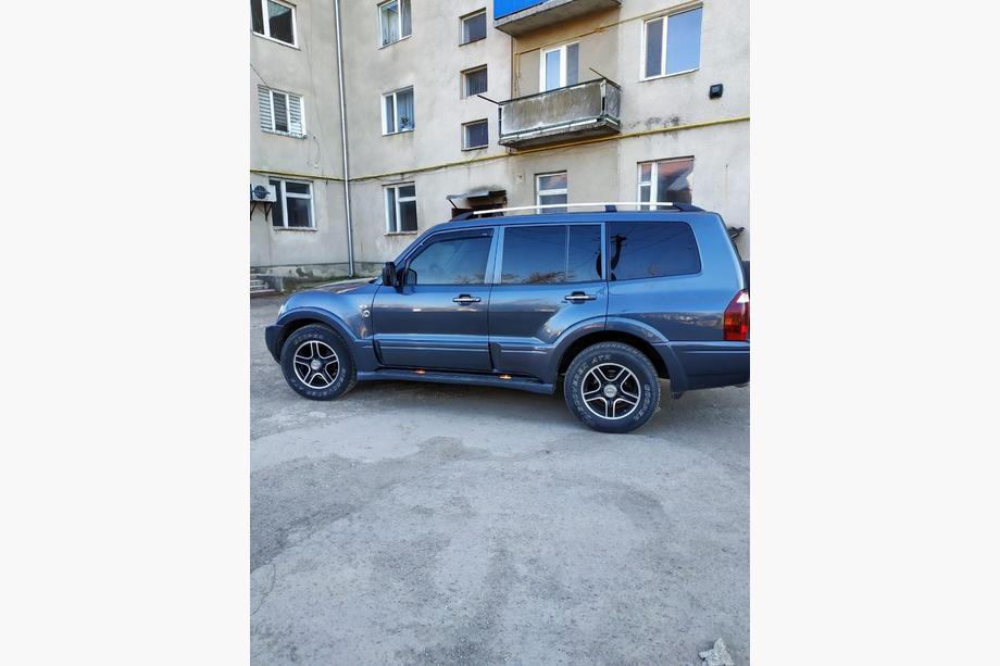 Mitsubishi Pajero Wagon III 1999–2006 Chromované střešní podélníky – turecký design (2 ks) Fotografie 4