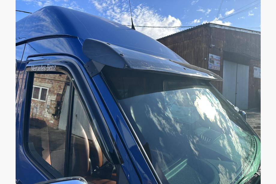 Volkswagen LT 1995–2006 Sluneční kšilt na čelní sklo (černý lesk, 5 mm) Fotografie 4
