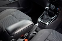 Renault Duster 2018–2024 Loketní opěrka do držáku nápojů fotografie 5