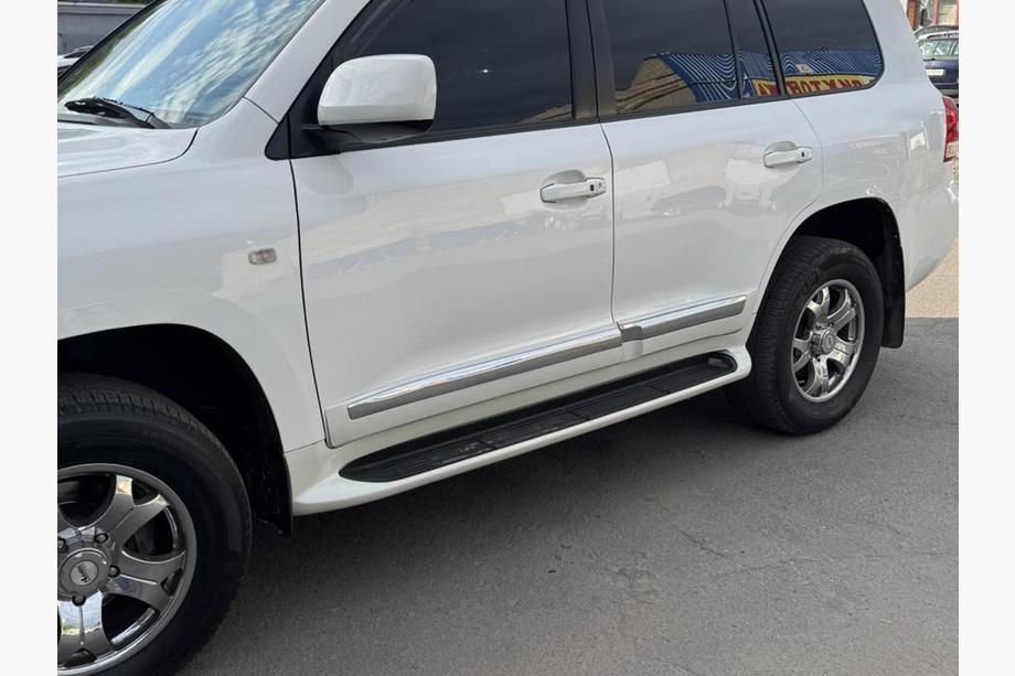 Toyota Land Cruiser 200 2007–2021 Boční nášlapy s LED osvětlením (design 2015-2020) Černá barva Fotografie 13