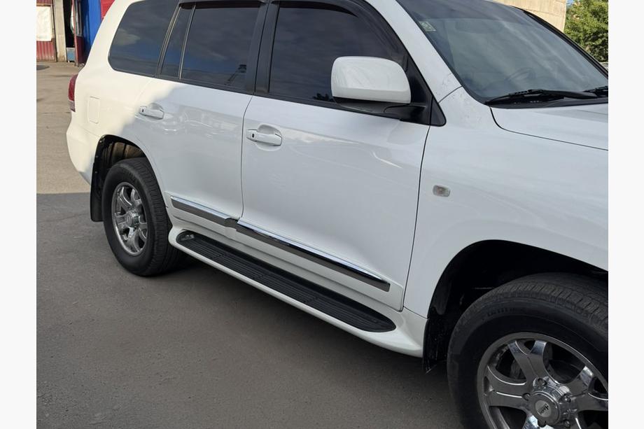 Toyota Land Cruiser 200 2007–2021 Boční nášlapy s LED osvětlením (design 2015-2020) Černá barva Fotografie 12