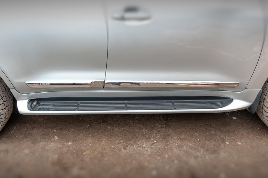 Toyota Land Cruiser 200 2007–2021 Boční nášlapy s LED osvětlením (design 2015-2020) Černá barva Fotografie 3