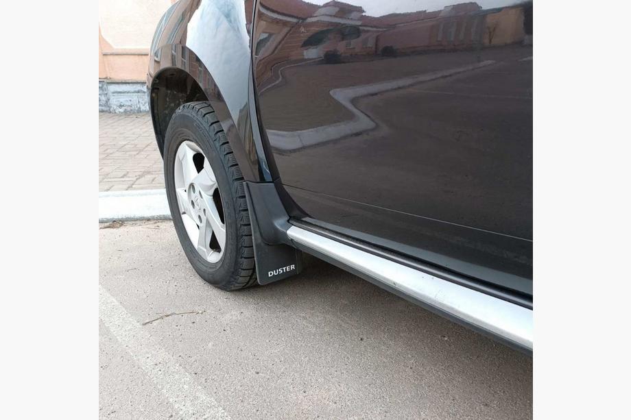 Dacia Duster 2008–2018 Prémiové přední lapače nečistot (2 ks) Fotografie 1