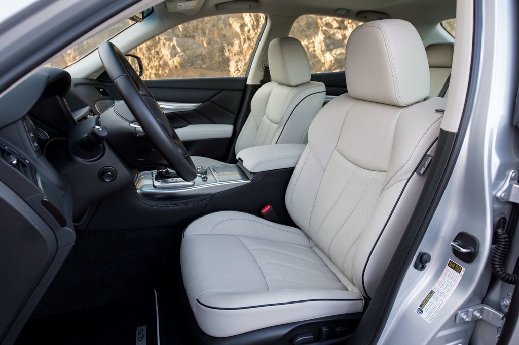 Recenze sedanu vyšší střední třídy Infiniti Q70
