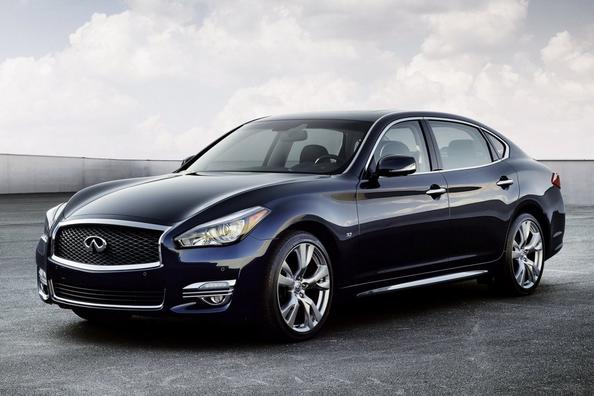 Recenze sedanu vyšší střední třídy Infiniti Q70
