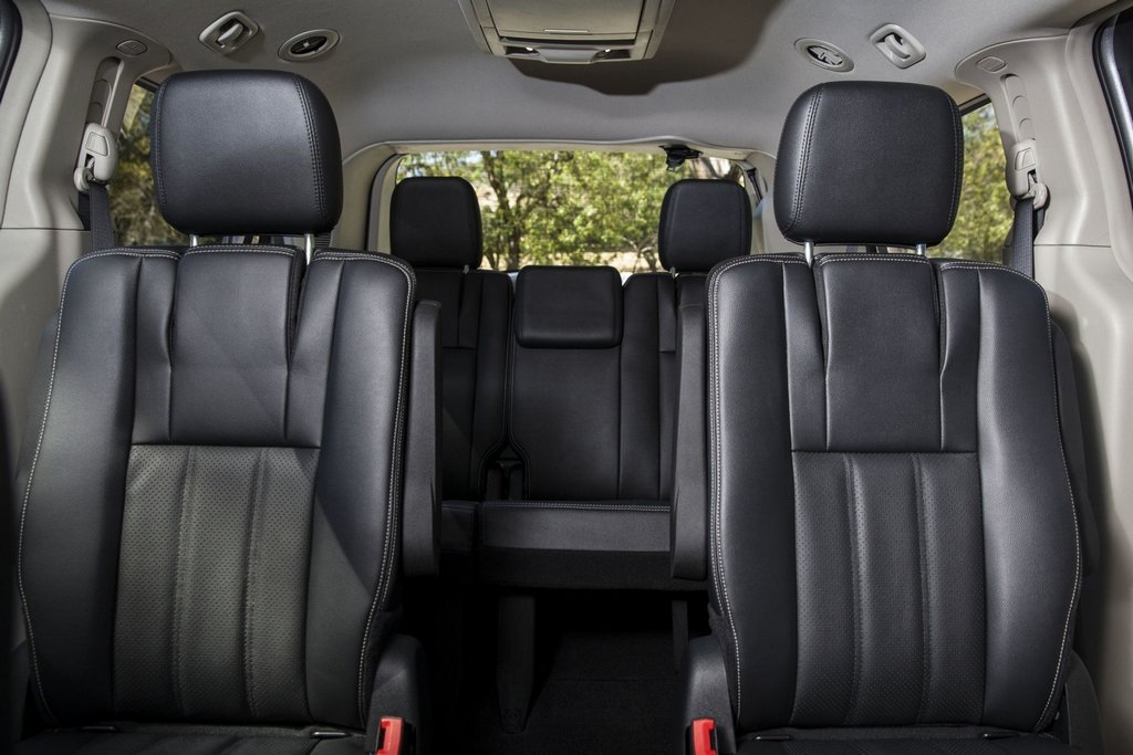Sedmimístný minivan Dodge Grand Caravan páté generace