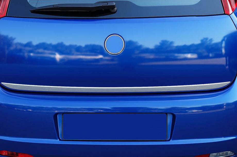 Fiat Punto Grande/EVO 2006–2018 Nerezová lišta na hranu víka kufru Image