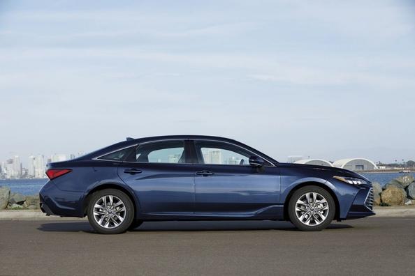 Pátá generace vlajkového sedanu Toyota Avalon Fotografie 11