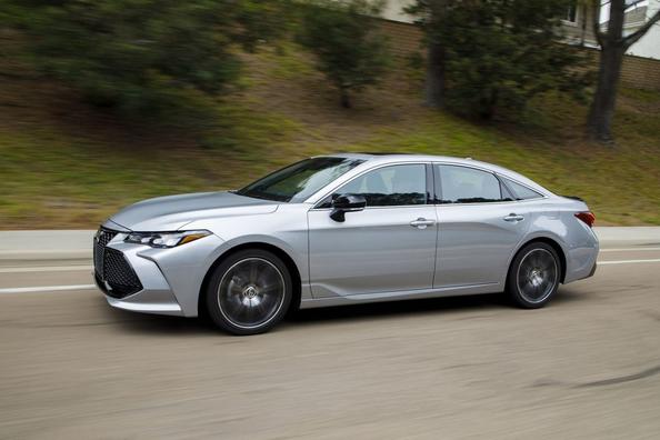 Pátá generace vlajkového sedanu Toyota Avalon Fotografie 9