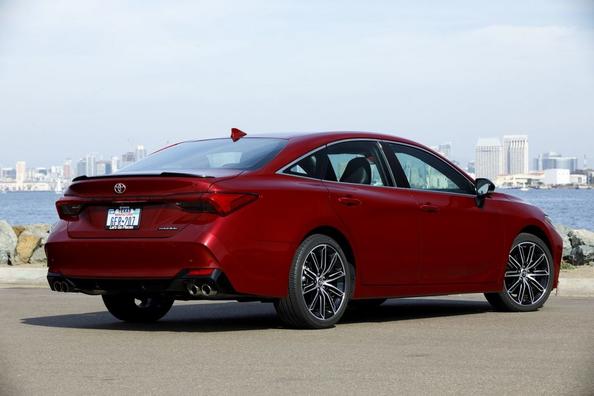 Pátá generace vlajkového sedanu Toyota Avalon Fotografie 8