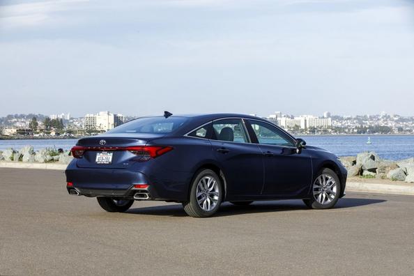 Pátá generace vlajkového sedanu Toyota Avalon Fotografie 4