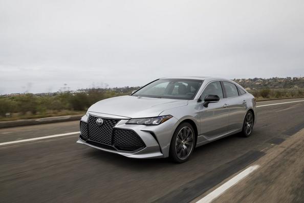 Pátá generace vlajkového sedanu Toyota Avalon Fotografie 3