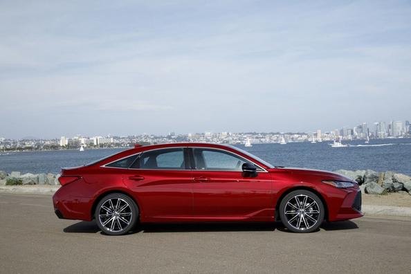 Pátá generace vlajkového sedanu Toyota Avalon Fotografie 2