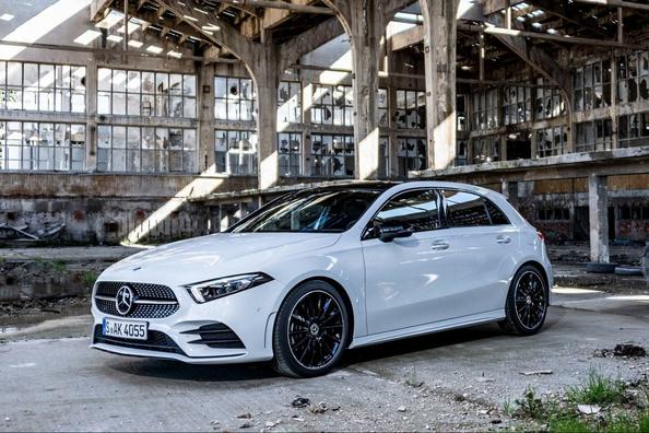 Pětidveřový prémiový hatchback Mercedes-Benz A-class 4. generace