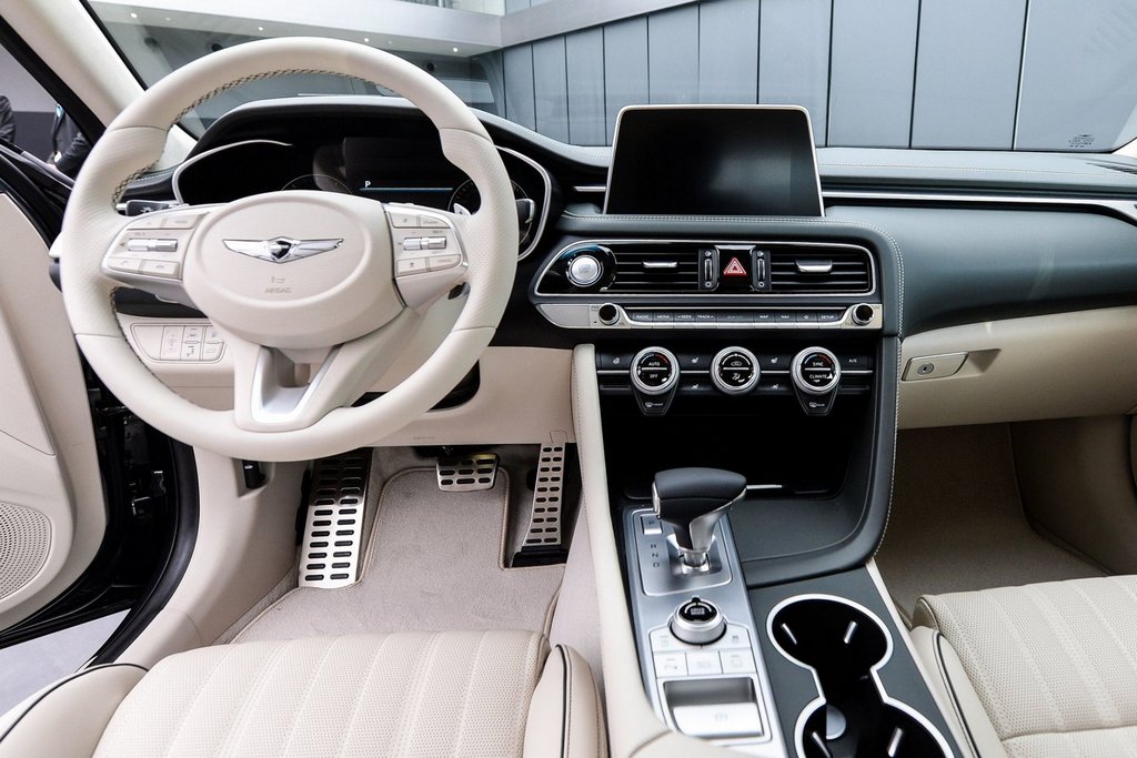 První generace sedanu Genesis G70