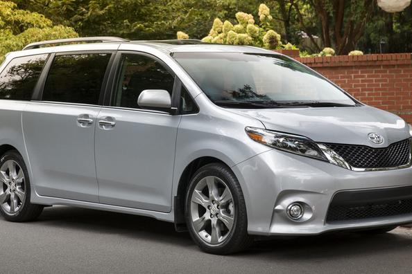 Recenze modernizovaného plnohodnotného minivanu Toyota Sienna