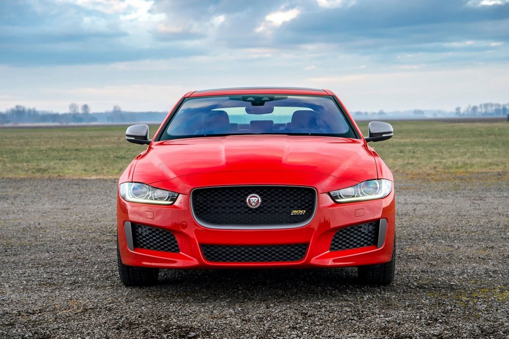 Recenze prémiového sedanu Jaguar XE