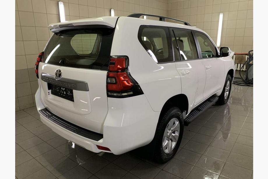 Toyota Land Cruiser Prado 150 2009–2023 Střešní ližiny – turecký design (černé, 2 ks) Kovové patky Fotografie 5