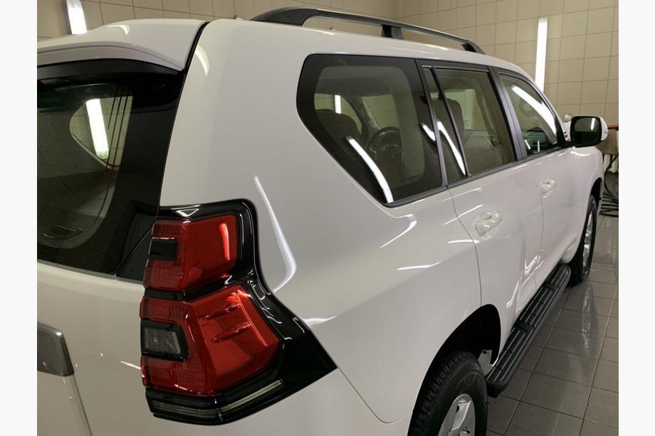 Toyota Land Cruiser Prado 150 2009–2023 Střešní ližiny – turecký design (černé, 2 ks) Kovové patky Fotografie 8