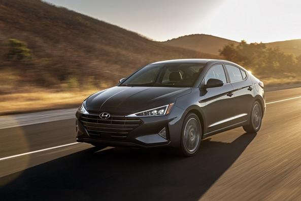 Kompaktní sedan Hyundai Elantra v modernizované podobě