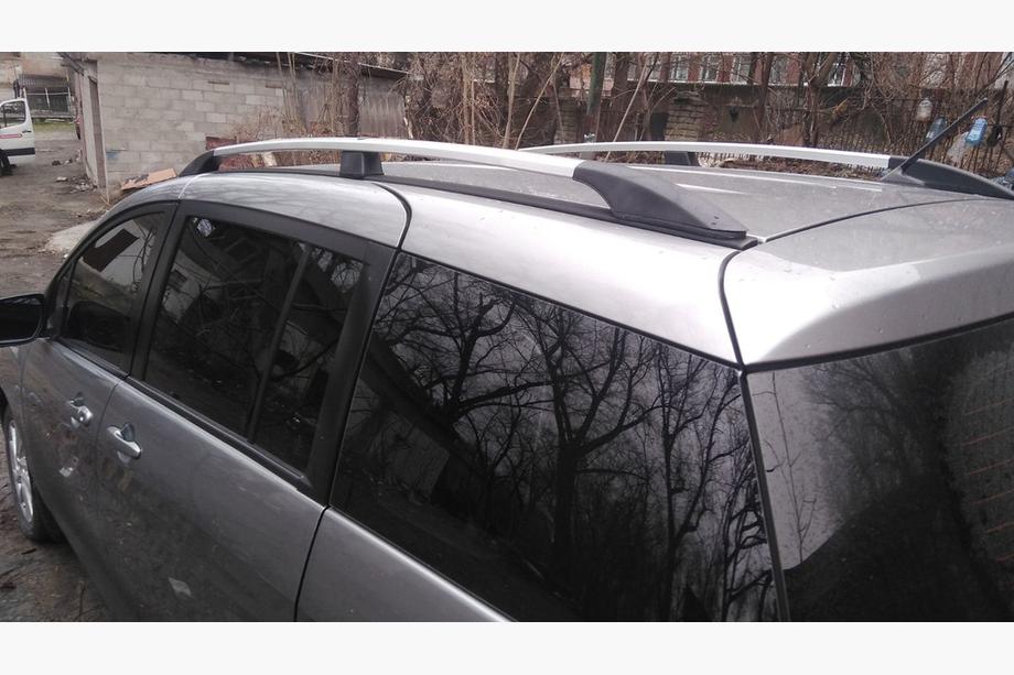 Mazda 5 2010–2018 Hliníkové střešní ližiny (chrom) Plastové patky Fotografie 3